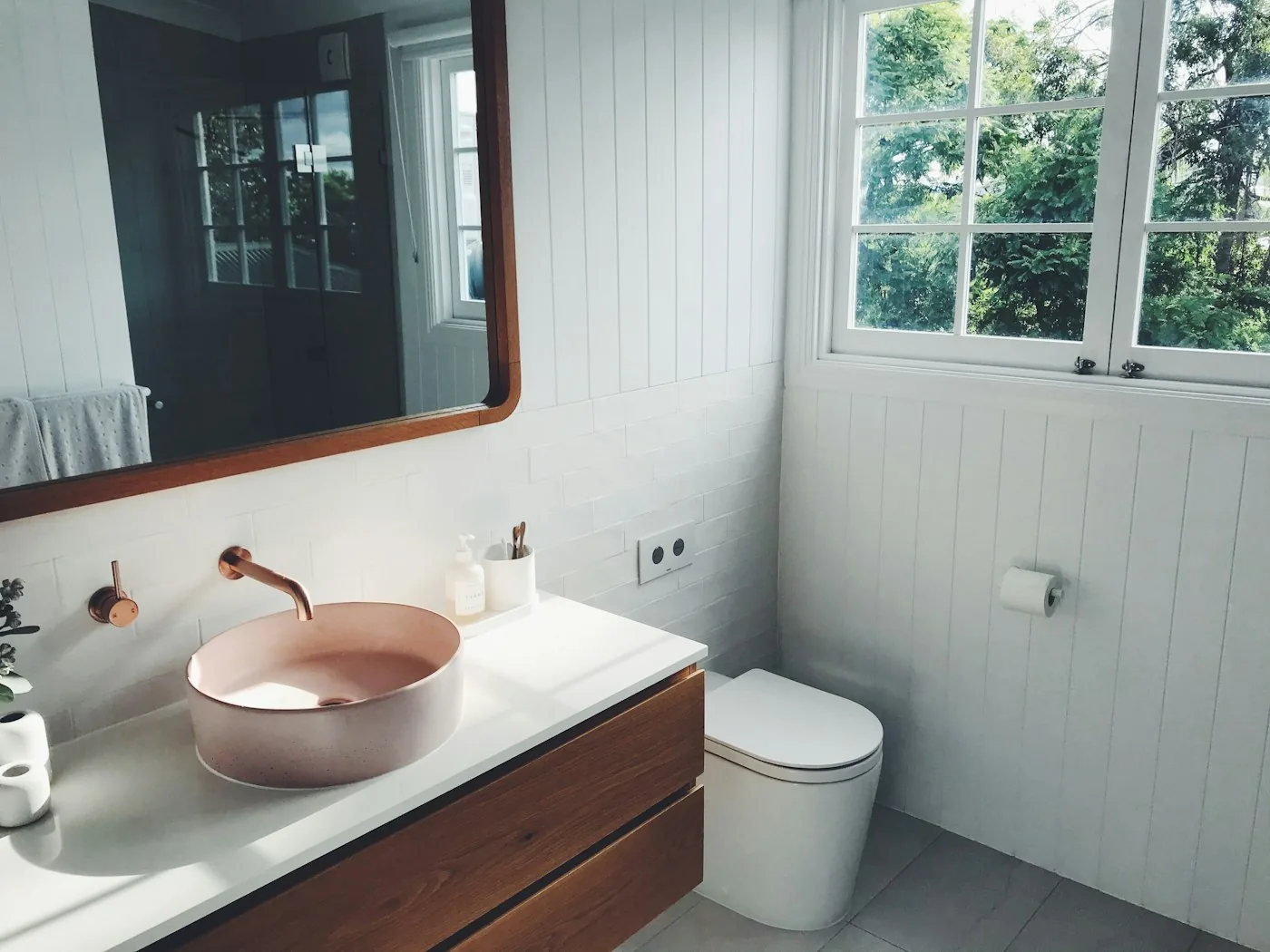 Japandi-badkamer met houten meubel en zachte tinten