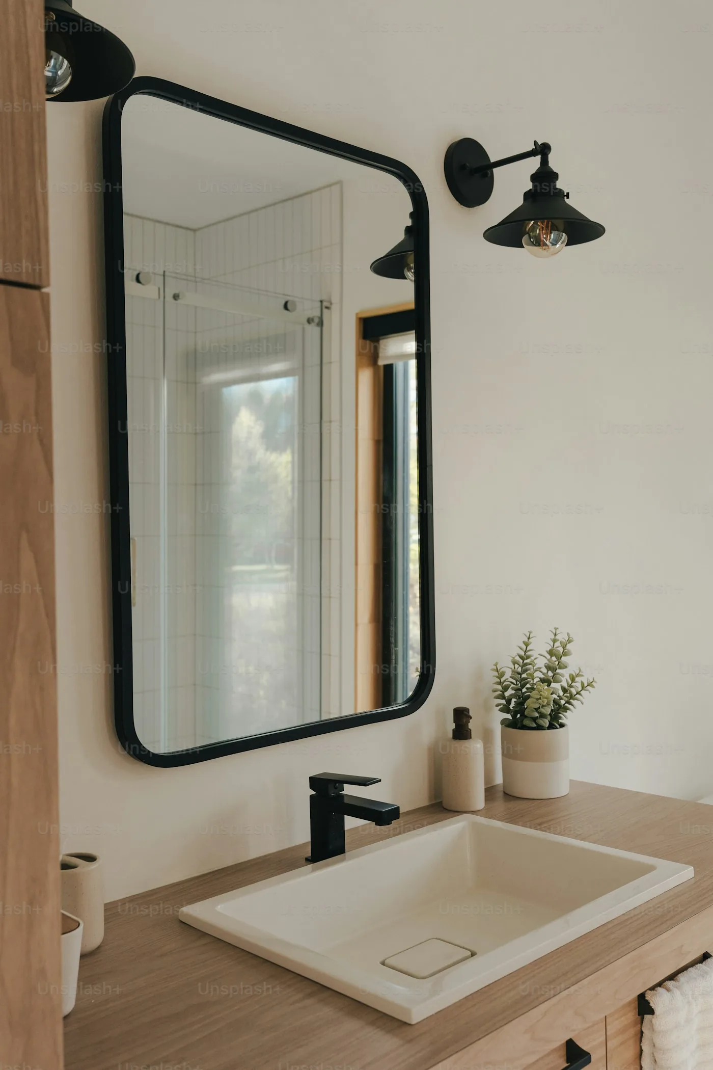 Heldere witte badkamer met keramische wastafel
