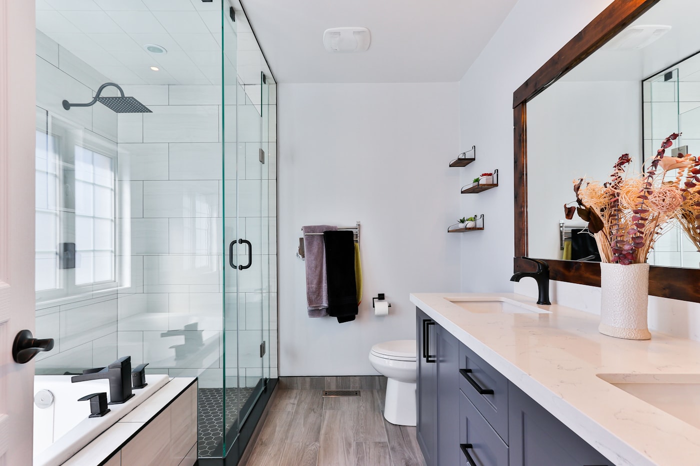 Moderne badkamer met designwastafel