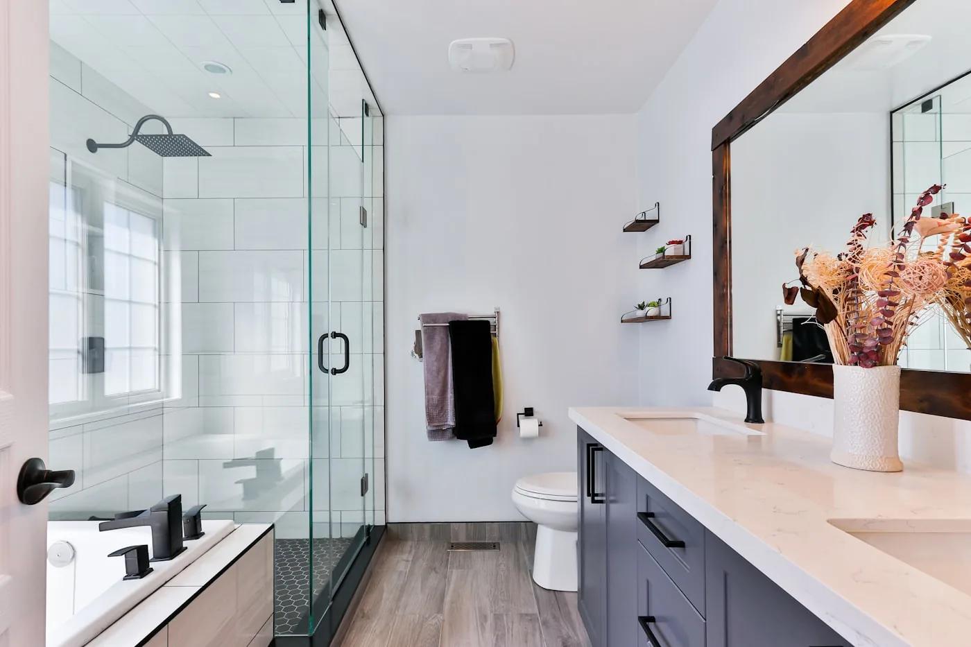 Moderne badkamer met designwastafel